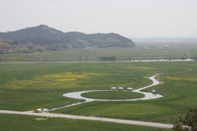 ちょっとテーマパークの裏手に行って見ました。ここは最終回やその他、戦いを撮影した場所。<br /><br />なんだけど、このおかしげな形をした池？に浮かぶアヒルボート・・・<br />一応、テーマパークの一環みたいだが、誰も乗っていない・・・