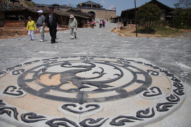 チュモンといえば三足烏！<br /><br />ということで、テーマパーク終了です。<br /><br />さて、タクシーで帰りますかと思っていたら、タクシーがない！バスも行ってしまった・・・でも、コールタクシーは高いから呼びたくない・・・と暑い中、タクシーを待ってみても、こんな田舎にはこない・・・<br /><br />うろうろして、チケット売り場のお姉さんに相談することにした。すると、彼がタクシー拾える大きい道路まで送ってくれるわよ（英語にて）って！<br /><br />にこにこ顔の彼に<br />「実はあと二人いて・・・」とおばばとおばば友が日陰で座っているところを指さすと、あきらかにがっかりムード？<br />こりゃ失礼！<br />でも、お兄さんは親切に大きい道路まで無料で乗せていってくれました。<br /><br />タクシー待機はないので帰りはバスの時間にあわせて駅まで帰って、暇だったら街中まで駅からタクシーに乗ってもいいかもしれないです。