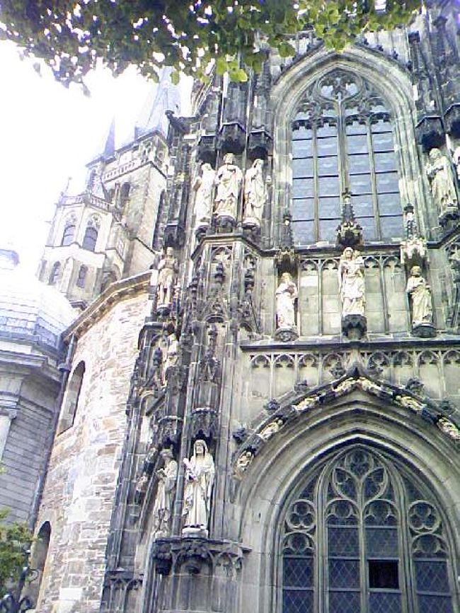 大聖堂の外観<br /><br />又、雨がぱらぱら