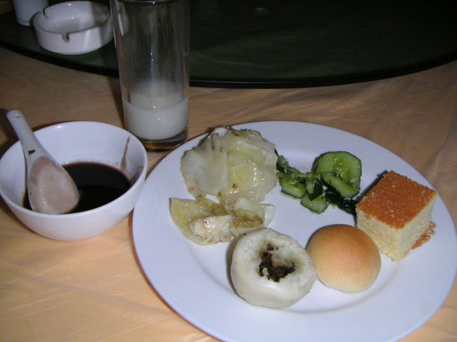 九寨溝のホテル「中旅大酒店」の朝食ビュッフェ。<br /><br />ジュースもコーヒーもなく、水で薄めたような牛乳と豆乳のみ。<br /><br />極貧メニューには慣れている私ですが、大好きなコーヒーが飲めないのには閉口しました。<br /><br />おいしく食べられたのは、この皿の上にあるものだけ。<br /><br />連泊したので、翌朝も全く同じものを食べました(涙)。