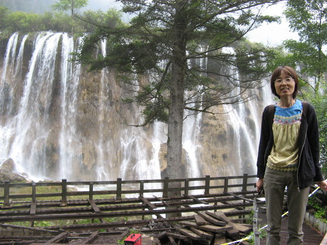 グリーンチャーターバスにて九寨溝へ。<br /><br />入山料220元。<br /><br />今日は朝から小雨で、肌寒く感じました。<br /><br />これは、諾日朗瀑布。