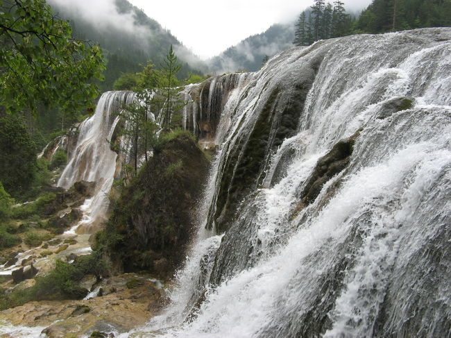 珍珠灘瀑布。<br /><br />諾日朗瀑布に比べて、幅は180mと狭いのですが、落差が30ｍと大きい分、大迫力です。