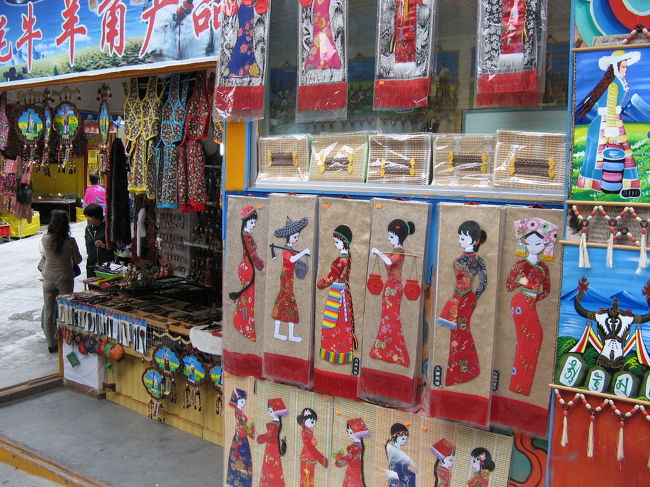 民族衣装を着た可愛い女の子のお土産。