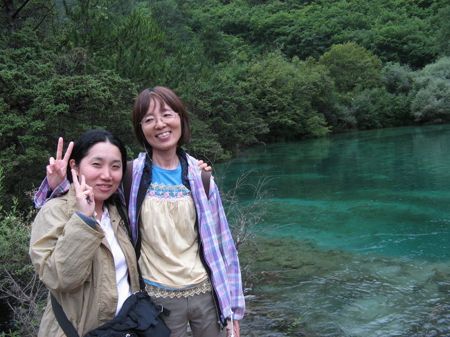 同じく火花海で、添乗員のＦさんと。<br /><br />中国語だけでなく、数ヶ国語を話すベテラン添乗員で、世界中を飛び回る彼女の話は、とても魅力的でした。<br /><br />高山病対策として、｢宇宙遊泳のよう行動して下さいね。」というアドバイスも、何十回と高地へ行ってらっしゃる彼女ならではの具体的な助言だと思います。<br /><br />Ｆさんと出会えたことも、ラッキーでした♪