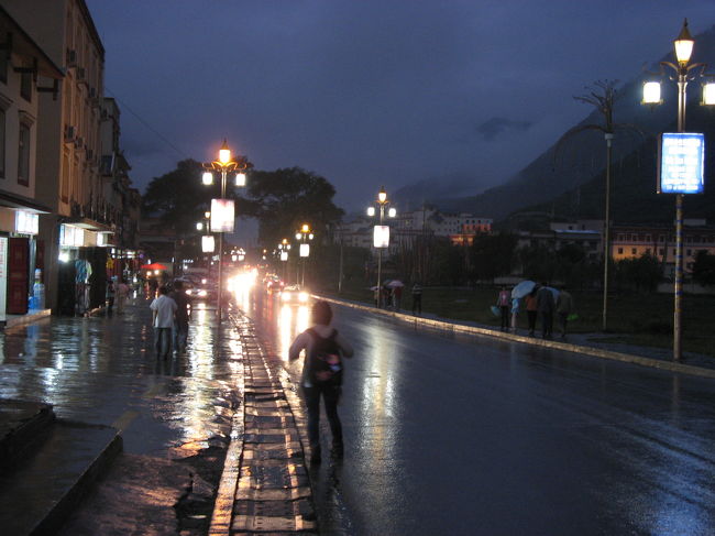 夕食後も少し雨が降っていましたが、ホテルの前にはお土産屋や店が並んでいたので、覗いてみました。