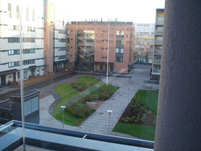 ２日目は友人宅でディナーのお誘いを受け行ってきました！<br /><br />住宅はヘルシンキ中心地から車で１５分ほど。<br />きっともっと近いんだと思いますが、ヘルシンキは一方通行が多いらしく<br />ぐるっと回って行きました。<br /><br />５階建ての新築で、シンプルでとっても機能的なお宅です。<br />もちろんピカピカのサウナもあり、日本でもこういうマンションできそうなのに<br />と心の中で呟く、一主婦な私。。。<br /><br />テラスから中庭を一枚パチリ。