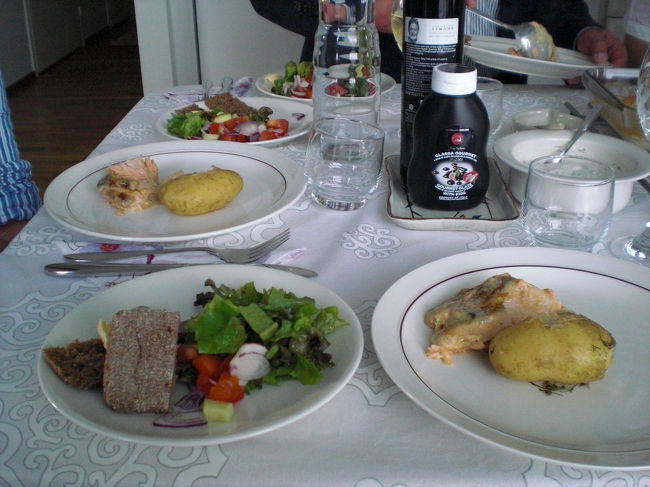 さぁさぁ、今日のメインですよ〜！<br /><br />友人曰く、今日のメニューは典型的なフィンランド料理だそうです。<br />実は２日目にして、外での食事には苦労していた大日本人３人組。<br /><br />グリルのサーモンのクリームソースがけ？<br />とサラダと、おなじみライ麦パンで。<br /><br />どの国に行っても、ハンドメイドのお料理は本当に美味しいものですね。<br /><br />やさしい味がして、なんだか気持がぽかぽかに。