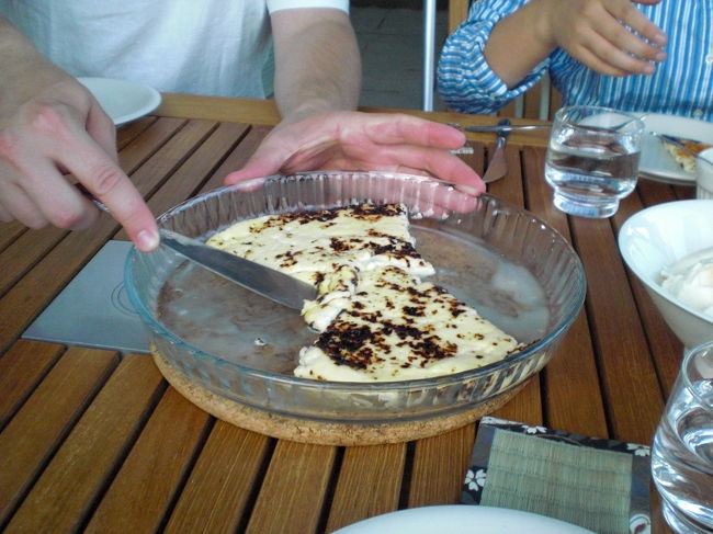 これはチーズですが、よく食べるデザートだそうです。<br /><br />温かいうちに、生クリームとクラウドベリーのジャムをつけて召し上がれ。<br />ということで、ちょっと急いで食べました。<br /><br />食べ応えが面白く、チューイング。<br />ガムみたいです。<br /><br />その後、このチーズはスーパーでもよく見かけました。