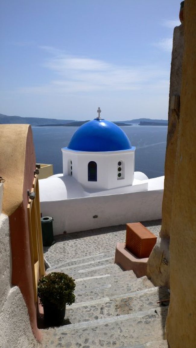 タクシーでイアの街へ移動。フィラまでは空港で一緒になった韓国人カップルと同乗しました。<br /><br />ホテルの案内人に連れられ、重いスーツケースを抱えながら、狭い路地を抜け、視界が開けた瞬間がこの１枚。<br /><br />思わず溜め息が漏れました。