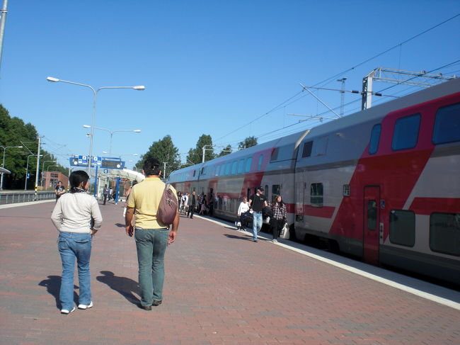 滞在３日目<br /><br />この日は天気もよく、アウランコ自然公園へ。<br />中央駅からHameenlinna駅まで約１時間ぐらい？もうちょっとあったかな？<br /><br />家族３人（子供一人）だと、ファミリーチケットになるようで<br />子供が無料だったような気がします・・・要確認。<br /><br />ちょうど電車を降りたところ。<br />どこまでも青い空。