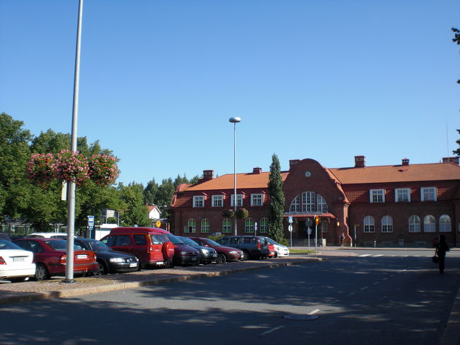 Hameenlinna駅をパチリ。<br /><br />なんせ全くノープランできたので、帰りの電車の時刻をここでチェック。<br /><br />アウランコに行くには、さらに町中のバス停まで歩かなければ！と思っていたら、すたすた歩いて行ってしまう夫＆娘。<br />　<br />　「方角はこっちでOK」