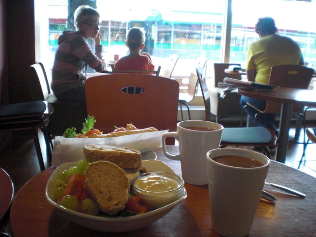 Cafe Kukkoに到着！<br /><br />こちらはフィンランド政府観光局発行のサマーガイドP.８４に載っていたお店です。何を食べてもおいしかったので、お勧めです。<br /><br />人気店らしく、次から次へとお客さんがやってきました。