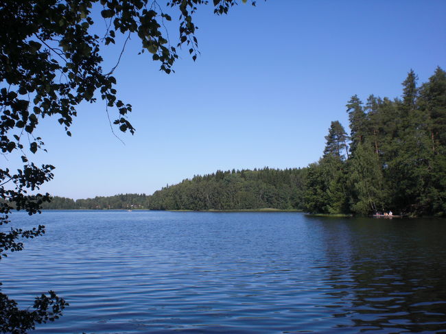 それでもひたすら歩き続け、ついに人が湖に飛び込む音を聞きました。<br /><br />そこで見た光景は美しかったです。<br />ここまで結構歩いたけど、来てよかったと思いました。<br /><br />途中の道では、ベリーを採っている方たちが何人かいました。<br /><br />それにしても久しぶりに、音のない世界を体感したような気がします。