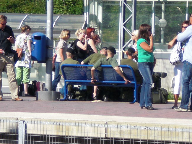 またホテルに戻り、バスに乗って駅へ。<br />たくさんの人がホームにいました。<br /><br />軍人さん？の姿もありました。<br />フィンランドは兵役があるそうです。<br /><br />実はこの日はマドンナが初めてフィンランドでコンサートをやるということで町中その話題で持ち切り状態でした。<br /><br />・・・そしてそれをヘルシンキに戻ってきてからさらに実感した（溢れんばかりの人・人・人！）のでした。<br /><br />それにしても、森に行って静けさを満喫し、人の姿を見てホッとする。<br />不思議なものです。