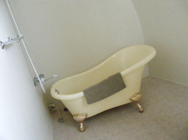 とてもおしゃれな形のバスタブです。<br />でも大きな温泉があるので<br />ここは使いませんでした。<br /><br />この反対側にトイレがあります。