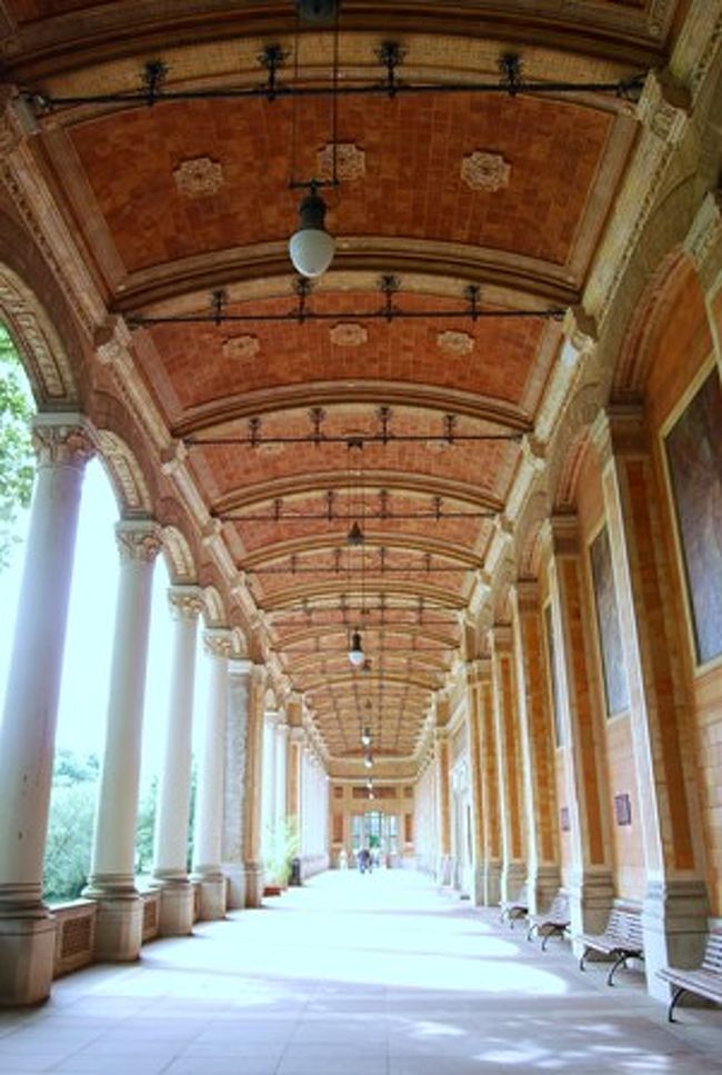 ちょうど、現地小学生の社会見学があって、大勢の子どもたちが見学していました。<br />トリンク・ハレの回廊