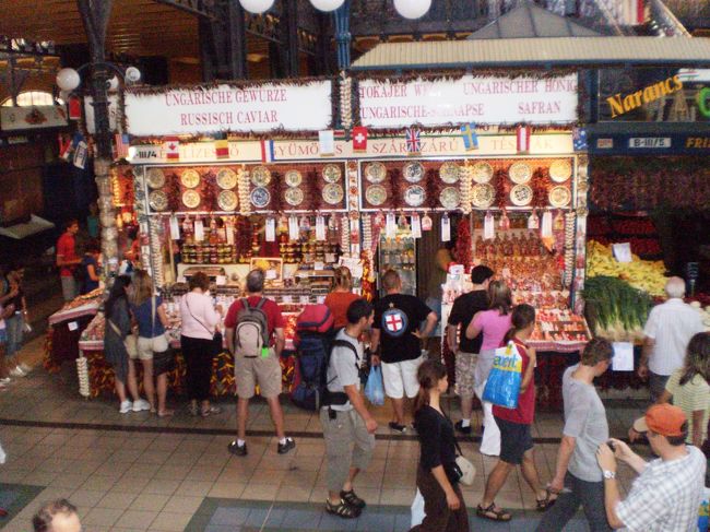 中央市場で食事と両替を済まし、ちょっとショッピング、　ハンガリー名物香料売り場