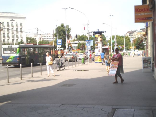 観光バスの発着する広場、バスの看板を下げて歩いたり、呼び込みもしております。デアーク広場
