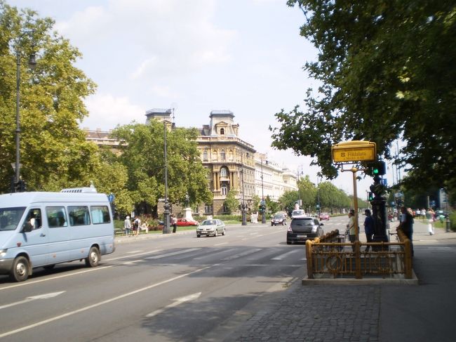 オペラ座の前の道をまっすぐ、英雄広場までのんびり歩きました。約20分ほど