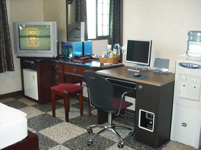 モーテルの部屋<br /><br />パソコン・冷・温水器・ソファー・バスタブ付き<br />一人じゃ勿体無いくらいの広い部屋
