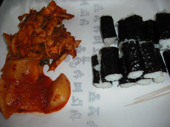 「統営（トンヨン）」に来たからには<br />アレを食べないとねっ<br /><br />「忠武キンパ」<br /><br />定番の<br />辛い「イカのキムチ」と「カクテキ」が<br />なんとも言えずウマイのよねぇ<br />