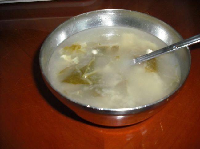 辛さを癒してくれる<br />うす〜い「味噌汁」のようなスープ