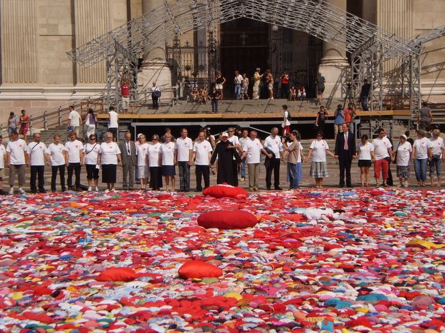 カリタスの人たちが集まり、ハートマークを囲み、神父さんによるお祈りをしておりました。