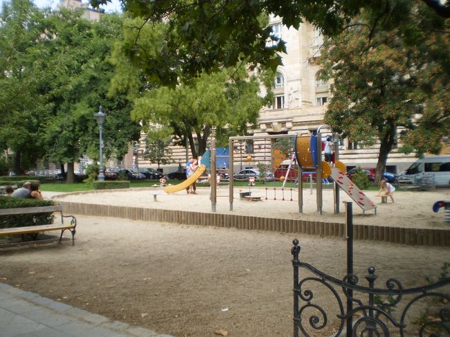 自由広場の中、子供の広場