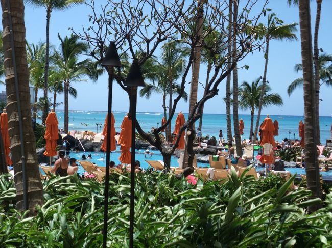 今日は土曜日という事で、奥方がＫＣＣマーケーットに行く予定を組んでいたけど、１時間遅れた為に断念する事に。<br />ツアー会社の現地オフィスがシェラトンにあるので、滞在中の注意事項等を聞き終えたのが１０：３０<br />これからＫＣＣに行っても無駄でしょ。<br />まず今回の最初に目にしたハワイらしい風景は、シェラトンのプールとプール越しに見えたワイキキビーチ。<br />ハワイだね〜<br /><br />次の予定はワイケレ　アウトレット<br />その前にロイヤル・ハワイアンセンター２階のフードコートで昼食を。