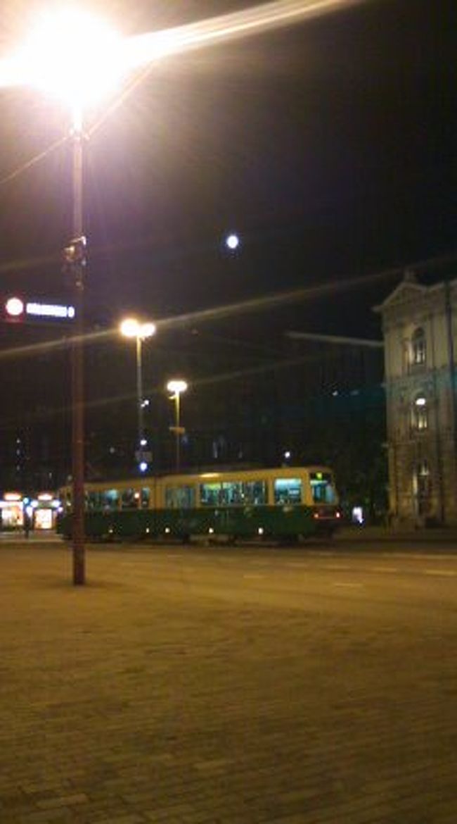 中央駅に着いて、最初に出合ったトラム★<br />ヘルシンキ歩きの足と言えば、このかわいいツートンカラーちゃん(^-^)<br />しかーし！<br />なかなか乗りこなすのは難しいということを、この時はまだ知らなかった‥(笑)<br /><br />石畳と、街灯と、向こうにぼんやり見える月がお気に入りの１枚です＊