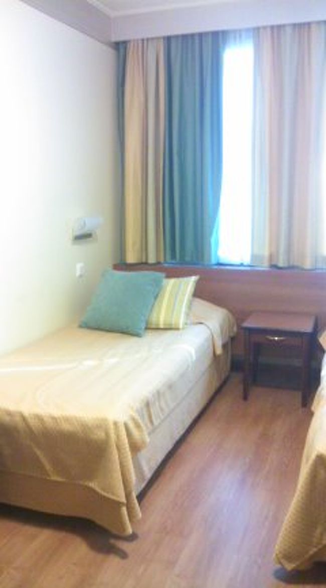 最初に泊まったアルトゥルさんのお部屋★<br />チェックインでさえしどろもどろな私に、フロントのおじさんは優しかったです‥ほろり<br />あと、降りたい階に着いたら自分で押して開けるという<br />ヨーロッパタイプのエレベーターに、ここで初めて出合いました。<br />あれは、知らなかったら戸惑うと思います。。。<br />お約束の、降りれなくて行ったり来たり〜をしてしまいました(´｀;)<br />