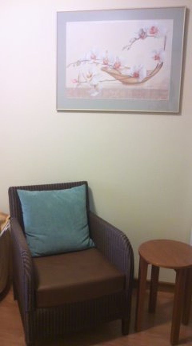 １人だっちゅーのに、ベッド×２と更にチェアーが２つ★<br />迷うわ！<br />どこに座ればいいの！？(笑)<br /><br />後ろの絵が、さりげなーく和風な香りですね♪<br />