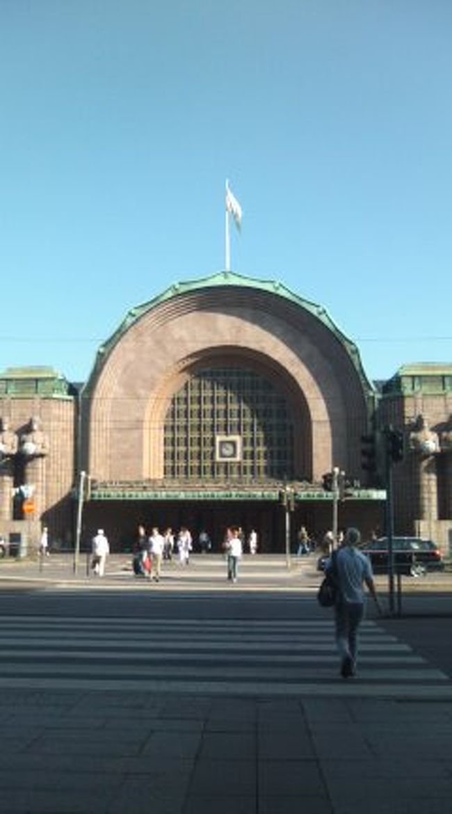 気持ちよく晴れた、ヘルシンキの朝★<br />こぢんまりとしてかわいい中央駅です(^-^*)<br />