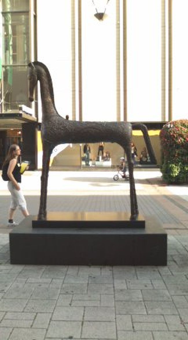 古都の街中に、突如こんなオブジェが！！！！！！！！<br />うーーーん、シュールです。。。<br />