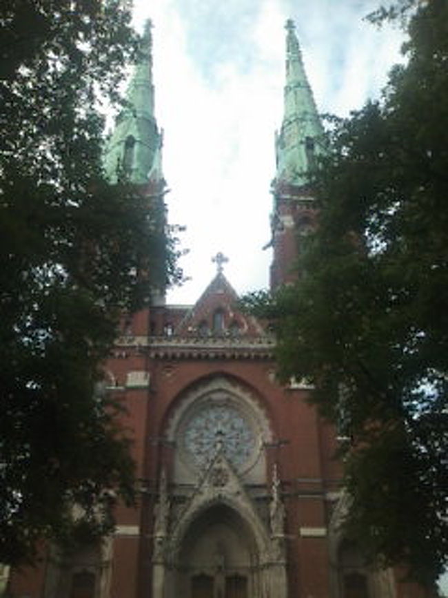 天高くそびえ立つ、ウスペンスキー寺院★<br />ロシアの影響を強く感じました。。。。。<br />でも‥‥不謹慎ではありますが、この色合わせはチョコミントが食べたくなるわ∵*笑