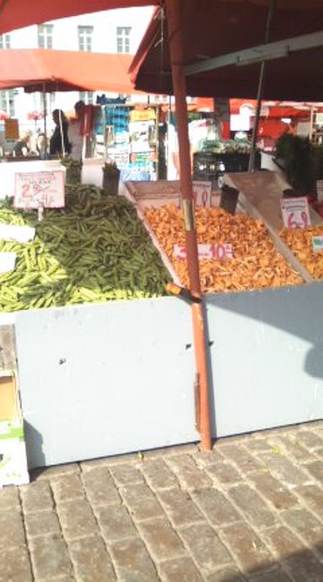 豆とキノコ、山のように売っております★<br />単位はリットル表示！<br />そんなに食べられましぇん∵;;