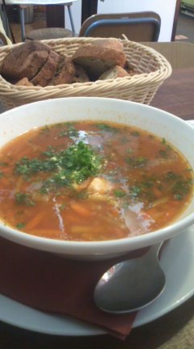 どうしても行きたかった、ハカニエミのスープやさんスオッパケイティオ★<br />シーフードが絶品(^-^*)<br />ラーメンどんぶりのような、おっきな器にもりもり入れてくれます！！！！！！！！！<br /><br />ちょうど閉店間際だったらしく(次のお客さんは入れなかったのです;;)客はわたし１人でした。<br />ここのおにーさんは、どうもわたしのことを子供だと思っていたらしく<br />食べてる間中、美味しがる様子をニコニコ眺めて楽しそうでした(笑)<br /><br />ハカニエミのマーケットは２階もあって、そちらは雑貨などを扱っています。<br />お勧めはやはり、マリメッコのショップです♪<br />アウトレットもあるので、気軽に楽しめますよ(∵*)