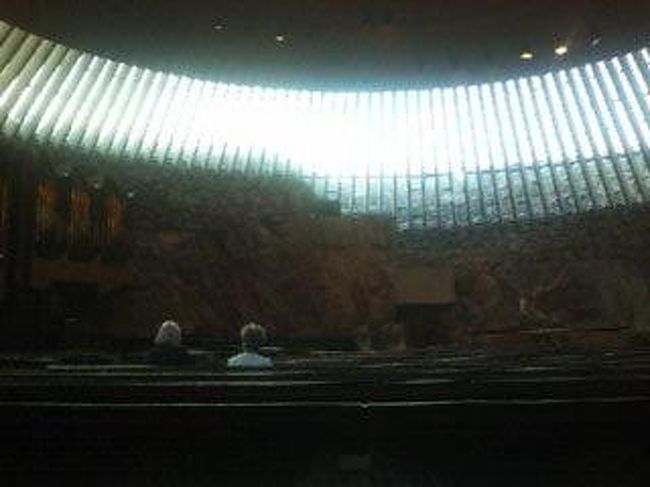 中はこんな感じです★<br />溢れる光の中にささやかな祭壇があって、とても厳かな雰囲気でした。<br />時間が許せば、かなり長居したくなる所でしたよ♪