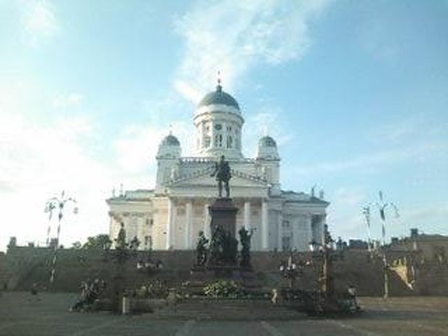 街のシンボル、ヘルシンキ大聖堂です★<br />市民の皆さんは、長い階段に座ってまったりして過ごしてました∵*<br />こんな真っ白で美しいシンボル、羨ましいなぁ〜♪