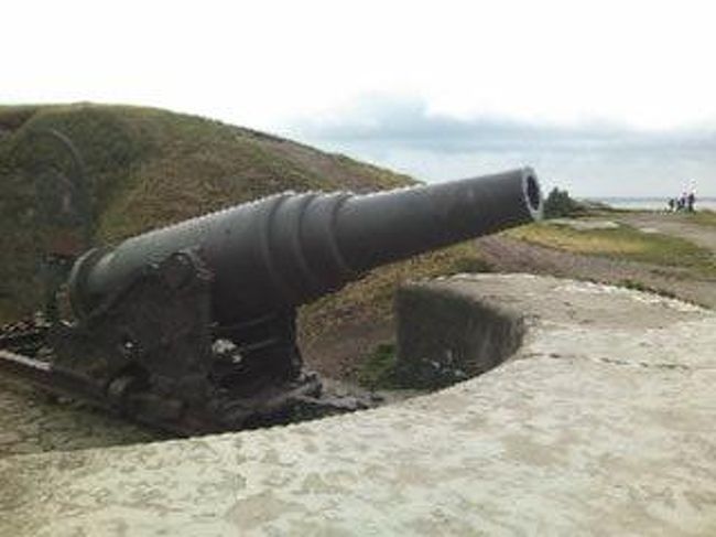 ここはスオメンリンナ島、世界遺産の島にやって参りました★<br />降ったり止んだりの、なんかものすごい天候だったんですけど‥‥<br />とにかく風が強くて、このまま飛ばされるのではないか？と真剣に思いました。。。。。<br />晴天の時にもう１度行きたいですね〜<br /><br />島はかなり広くて、上り下りや歩きにくい所もあるので<br />ゆっくり回れるように、時間を多めに取ることをお勧めします♪