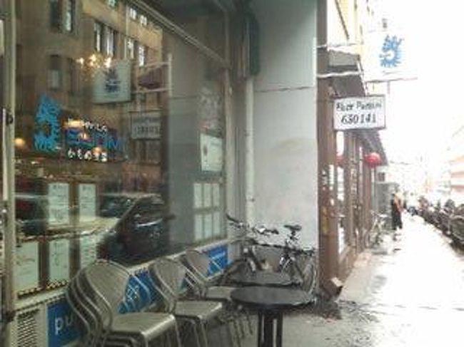 そして大失態の時がやって参りました;;<br />思わぬ渋滞にはまり、かもめ食堂のラストオーダーに間に合いませんでした‥‥(泣)<br /><br />そう、トラムは車と同じ所を走ってたりもするんですね〜<br />だから渋滞もするんです！！！！！！！！！！！<br />知らなかった‥‥‥くすん;;<br /><br />でも、トラムの運転手さんがとても優しかったので嬉しかったです(^-^*)<br />このお店に行きたいと言って写真を見せたら、しばらく眺めていて<br />ここならわかるからそこに立ってな、降りる時教えるぜ★と言ってくれました。<br />でも渋滞し始めたので、やっぱり時間がかかるから座ってていいよ、一番近くにな★とも言ってくれました。<br />なんか終始そんなノリでした(笑)<br /><br />次に行く時にリベンジしまーす∵*