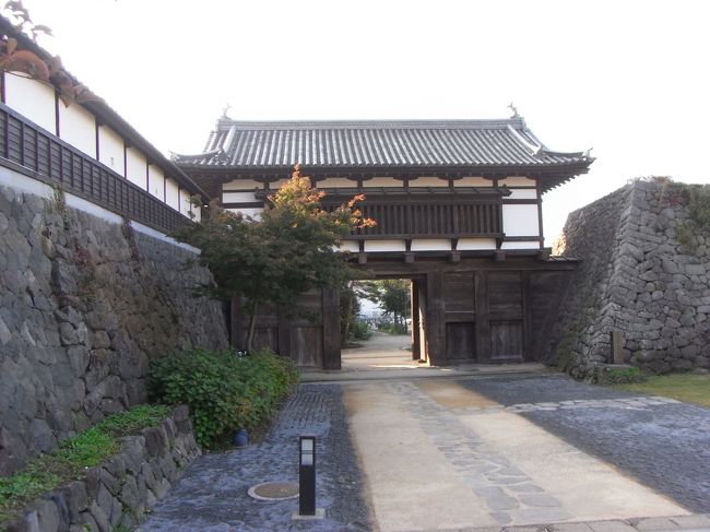 小諸城の大手門です。城跡は、ＪＲによって寸断されています。