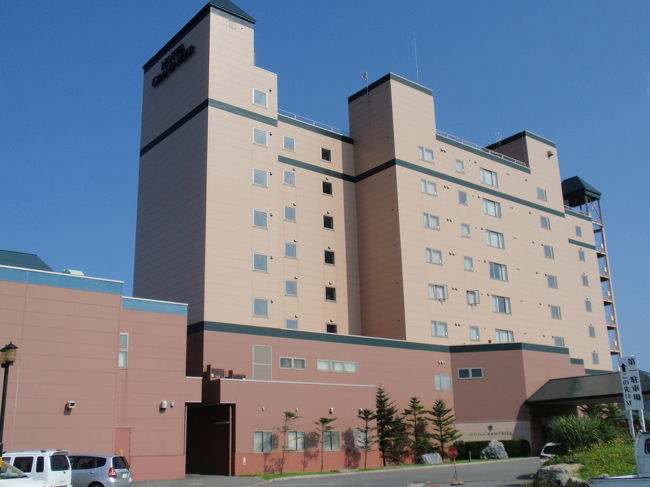 チェックアウトを終えて，<br />お決まりの記念写真撮影。<br /><br />若くてかわいい従業員が，<br />「お撮りしましょうか？」とシャッターを押してくれました。<br />繁忙期のせいか「研修中」の若いスタッフがたくさんいました。<br />フレッシュで好印象。