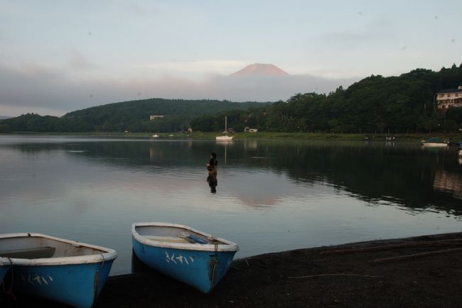 ５時に目が覚めて、外に出てみたら、山中湖畔から富士山が雲の間に見えていた。<br /><br />早朝から釣り人がでている。