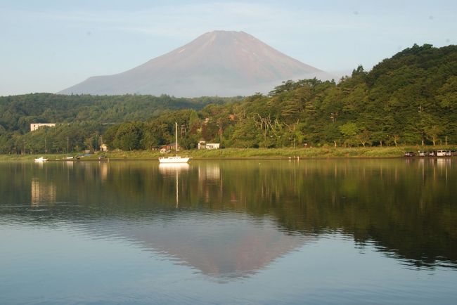 完全に顔を出してくれた富士山。逆さ富士にもなっている。