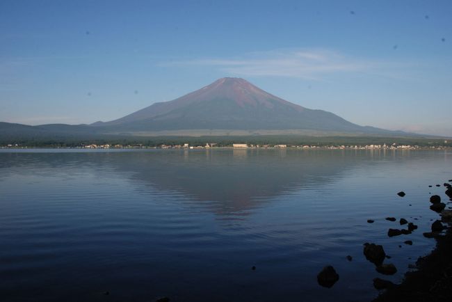 ちょっと車で湖畔を移動すると、全くさえぎるもののない富士山を拝むことができた。<br /><br />完全な逆さ富士。