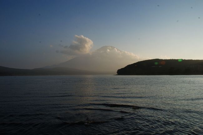 次は夕刻。夕食前に宿から歩いて湖畔に出てみた。<br /><br />ちょっと霞んでいるが、またまた富士山を拝むことが出来た。<br /><br />昼間のゴルフ中は全く見えなかったのに・・・