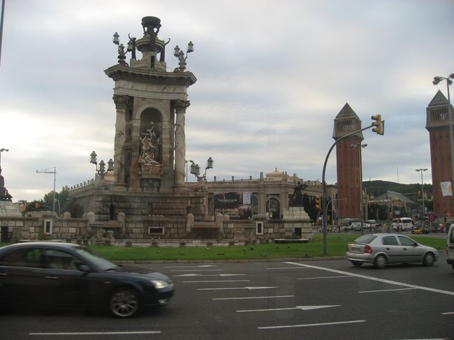 帰りのバスから見えたエスパーニャの辺り。<br />到着日に見たときはわくわくしたけど、帰りの車窓から見たときは悲しかった。<br /><br />「また来るからね〜。待っててねバルセロナ！」