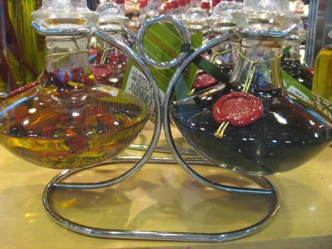 空港のお土産ショップ<br /><br />オリーブもこんなふうなお土産でもらうと飾りがいもあって嬉しいかも。