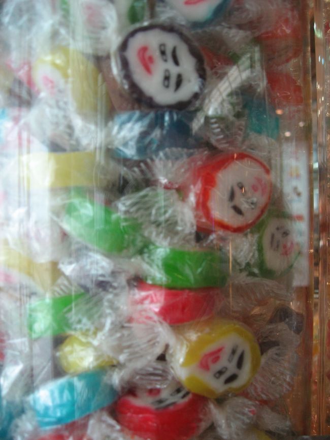 こんなファンキーな飴も売っていた。<br />日本人がデザインしたんじゃないかと思うようななんとも絶妙な顔立ち。